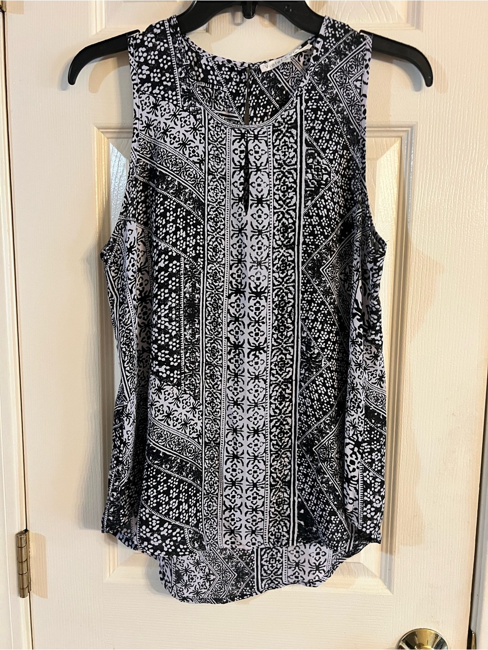 Violet & Claire Black and White Printed Sleeveless Camisole